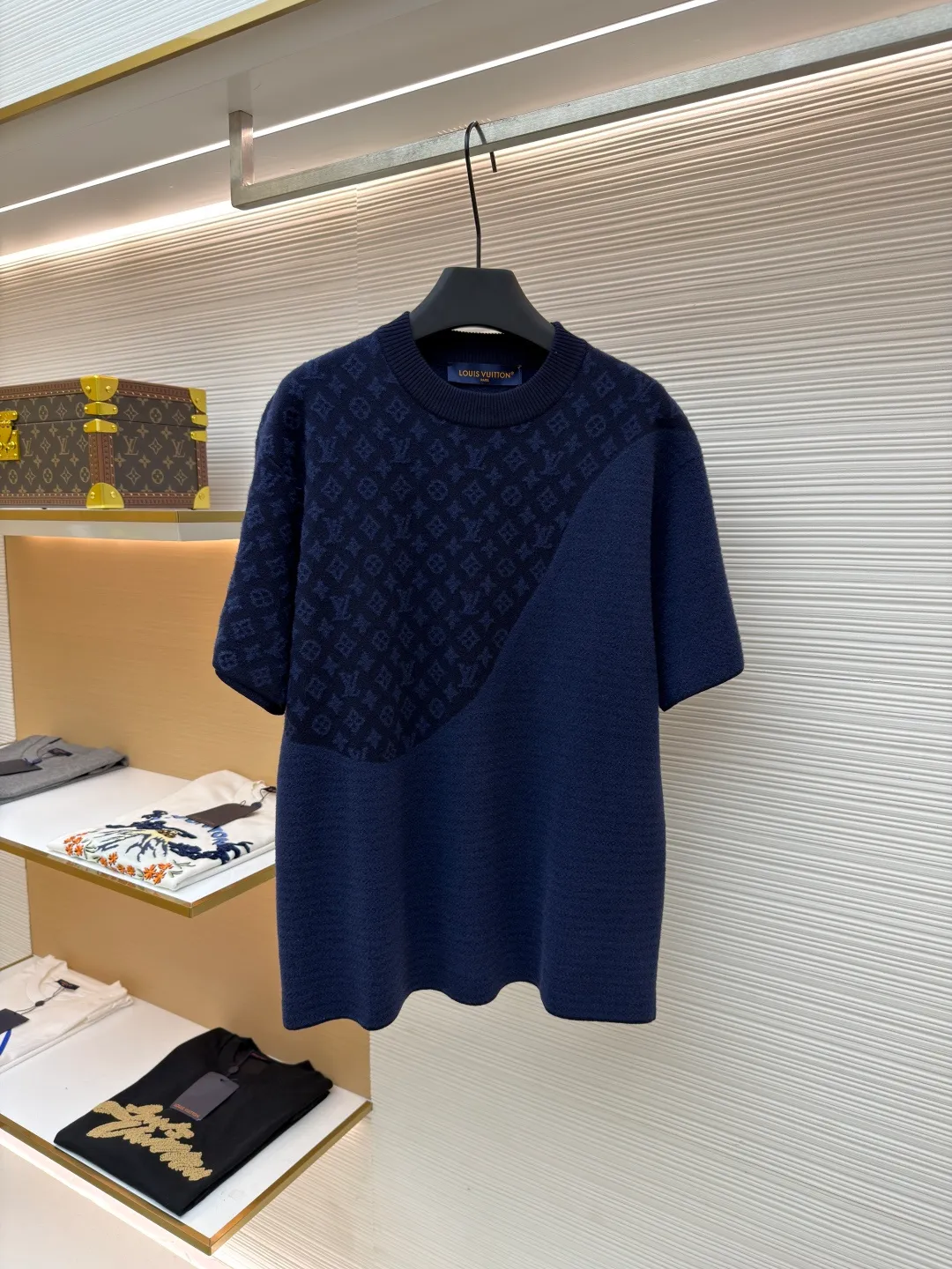 LOUIS VUITTON spliced jacquard knitted short-sleeve ●Original version: purchased and developed by 17276 ●Item number: 1681333-B10 ●Fabric: knitted fabric ●Technology: jacquard production ●Color: navy ●Version: fitted version ●Weight: about 470 grams ●Size: S-M-L-XL ●Description: This short-sleeved knitted crewneck combines Monogram Elements and velvety smooth horizontal stripes echo the flocked items from the 2025 spring and summer fashion show with their delicate texture. Pair it with matching shorts for a casual look, adding flexibility to brave adventurers this season. The overall wiring is straight and delicate, the fabric is comfortable and soft, and the color is consistent without color difference. It can be matched with the same style to create a fashionable look and control various occasions. Customized accessories, complete with three standards, same style for men and women!